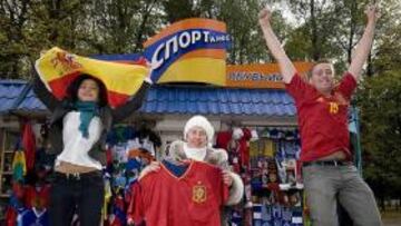 <b>ILUSIONADOS. </b>Irina y Vladimir asistieron anoche al estadio de Minsk para ver el Bielorrusia-España.