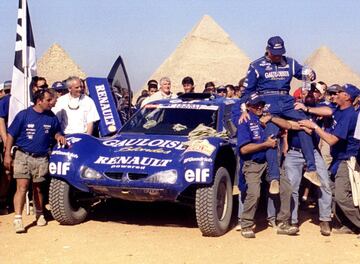 Jean-Louis Schlesser ganó dos años seguidos con un buggy de tracción trasera, desarrollado por él mismo. En sus primeras versiones, el llamado Buggy Schlesser tenía un motor Renault V6 de 3,5 litros y una carrocería de fibra de carbono y pesaba 1.300 kilos.