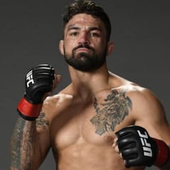 Un luchador de la UFC ataca a puñetazos a un hombre mayor en un bar