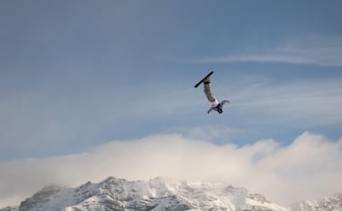 Maksym Kuznietsov, del equipo ucraniano, participa en el entrenamiento de esquí acrobático por equipos mixtos.