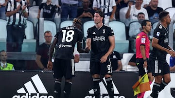 TURIN, ITALY - AUGUST 31: Dusan Vlahovic of Juventus FC and Moise Kean of Juventus FC celebrates after scoring his team's first goal with team mates during the Serie A match between Juventus and Spezia Calcio at Allianz Stadium on August 31, 2022 in Turin, Italy. (Photo by Sportinfoto/DeFodi Images via Getty Images)