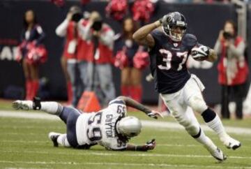 Sin embargo, su incipiente carrera cambió cuando disputó su primer partido como titular contra los New England Patriots. Foster respondió sobrado al reto, completando 119 yardas de carrera y dos touchdowns. En total, en su temnporada de debut, sumó seis encuentros con 257 yardas de carrera y 3 TD's.