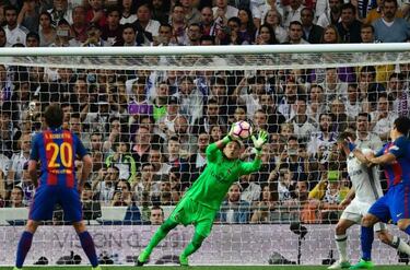 'Keepers shine in El Clásico