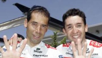 <b>RÉCORD. </b>Íñigo Cuesta y Carlos Sastre, juntos en el Saxo Bank, señalan las quince Vueltas que había disputado el primero. Aún cubriría otras dos más.