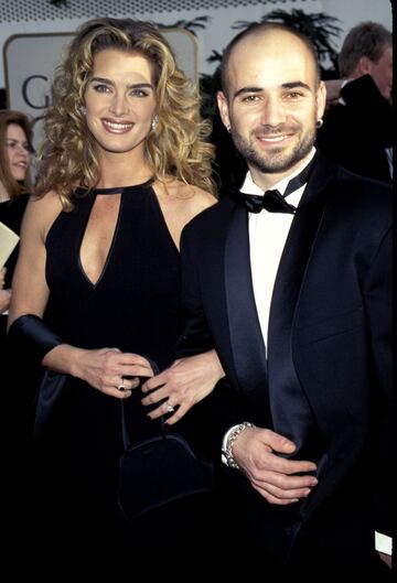 Antes de que su feliz relaci車n con Steffi Graff comenzara en el a?o 2001, Andre Agassi estuvo casado de 1997 a 1999 con la famosa actriz Brooke Shields. Tras tres a?os de relaci車n y dos de matrimonio, sin acuerdo de prenupcial, se separaron en un divorcio cuyas cantidades siguen siendo un secreto, pero entre rumores de "millones de d車lares".