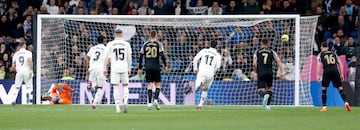 2-1. Karim Benzema engaña a Edgar Badía para marcar el segundo gol de penalti.