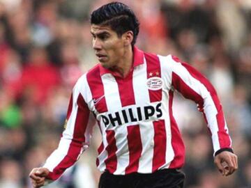 Fue el primer mexicano en llegar al PSV, con el cual ganó dos veces la liga y una supercopa. 