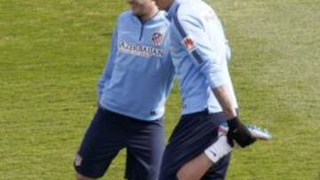 Mandzukic, con Koke en el entrenamiento.