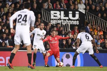 Luka Modric entre Daniel Parejo y Geoffrey Kondogbia.