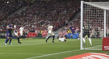 0-2. Messi marcó el segundo gol tras un pase de Jordi Alba.