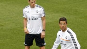 RECLAMOS. Cristiano observa el balón en el rondo del entrenamiento de ayer ante la mirada de Bale.