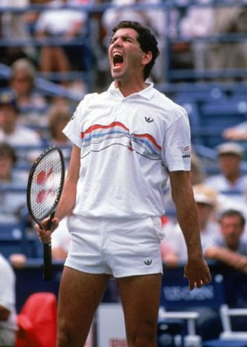 Logró su primer título en 1981 en Burdeos. Luego ganó el Abierto de Italia en 1982, y de nuevo en 1984. En 1986, Gómez alcanzó el número 1 del mundo en el ranking de dobles