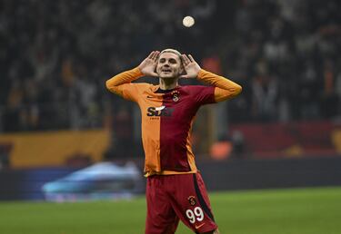 Cedido en el Galatasaray por parte del París Saint-Germain FC. Canterano del Fútbol Club Barcelona pero traspasado a la Sampdoria en la campaña 11/12. Tras ello se marchó Inter tras el pago de 13 millones de euros. En el club italiano marcó 124 goles en 219 partidos.