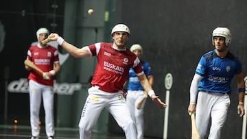 BILBAO, 24/11/2025.- Los jugadores de la selección de Euskadi Esteban Gaubeta (pelota) e Imanol Ibañez (i) frente a la selección de España, Mikel Sanz y Michel Fernández (2i) en el partido de pala corta por parejas en el torneo internacional de Liga de Naciones celebrado en el frontón Bizkaia, en Bilbao. EFE/Luis Tejido