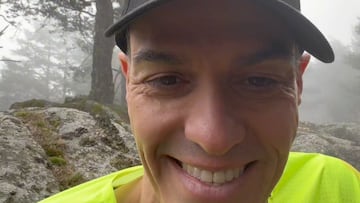 Pedro Sánchez grabándose en POV en un bosque con algo de niebla por su 54 aniversario