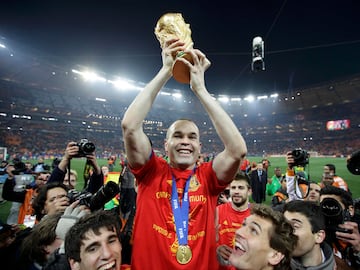 El héroe de la final Andrés Iniesta levantando la Copa del Mundial.