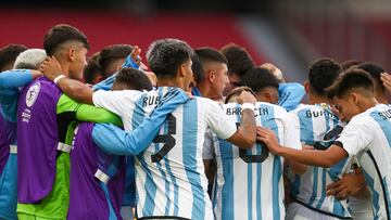 AME1282. QUITO (ECUADOR), 14/04/2023.- Jugadores de Argentina celebran un gol contra Venezuela hoy durante un partido del Sudamericano Sub-17 de fútbol, disputado en el estadio Rodrigo Paz en Quito (Ecuador). EFE/José Jácome
