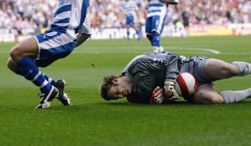 El 14 de octubre de 2006, Peter Cech tuvo el incidente más grave de su carrera, acababa de empezar el Reading-Chelsea y un balón largo al espacio para Hunt, delantero del Reading, casi termina en tragedia. Petr Cech sale a atrapar el balón, y, recibe un rodillazo en la cabeza de Stephen Hunt que llega a tarde. El portero checo sufrió un hundimiento del cráneo y tuvo que ser retirado del campo. Diez días después, recibió el alta pero no volvió a jugar hasta tres meses después con un casco. Esta protección que le ha acompañado el resto de su carrera. Tras esta lesión que hizo cuestionar su continuidad en el fútbol, el meta checo consiguió ganar el Guante de Oro de la Premier en tres ocasiones más (2009-10, 2013-14, con el Chelsea, y en 2015-16, con el Arsenal). Siempre acompañado por su casco logró dos Premier más, cuatro FA Cup, dos Champions y una Europa League. Además de jugar tres Eurocopas con su selección.