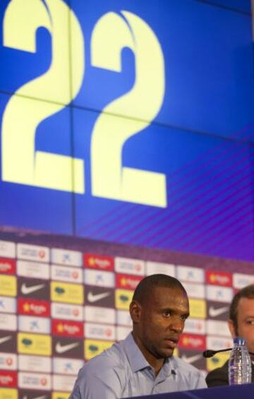 Eric Abidal anunció en una sala de prensa repleta y entre lágrimas que se va del Barcelona. Lo hizo en un acto en el que estuvo acompañado por toda la plantilla del Barcelona y en la que estuvo acompañado por Sandro Rosell y Andoni Zubizarreta.