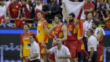 Pau Gasol celebra con sus compañeros una acción de España ante Turquía.