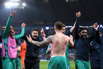 Mauricio Pochettino celebró tras acabar el encuentro el pase a sefiminales de la Champions.