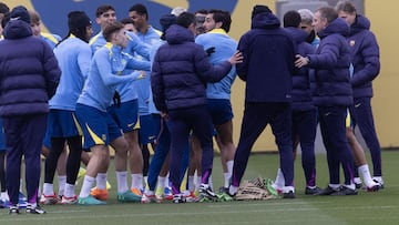 El FC Barcelona durante el entrenamiento de ayer.