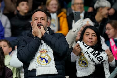 Pitada de un aficionado del Real Madrid durante el duelo frente al Levante UD.