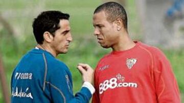 <b>IMAGEN HABITUAL. </b>Técnico y jugador, en una charla durante la semana pasada.