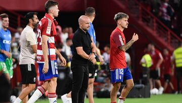 Paco López, durante el Granada - Rayo Vallecano.