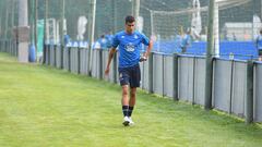 Diego Villares retirándose del entrenamiento del Deportivo.