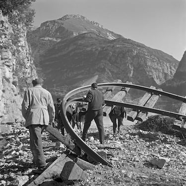 Durante el llenado del embalse, se detectaron grietas y desplazamientos en la montaña, pero los ingenieros minimizaron el riesgo para no detener el proyecto.