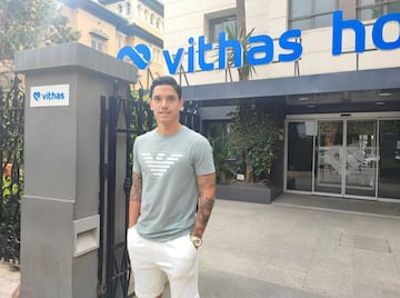 El jugador en los exteriores de Vithas Málaga.