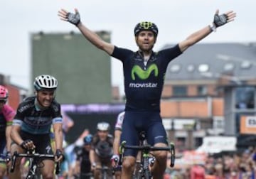 2015 sería un año muy especial para Alejandro Valverde. En las Clásicas de las Árdenas comenzó con un segundo puesto en la Amstel Gold Race, (otra vez a un paso de la victoria), pero ganaría por tercera vez la Flecha Valona y también repetiría victoria, por tercera vez, en la Lieja-Bastogne-Lieja. En ésta última carrera vencería con una exhibición tras responder al ataque de Dani Moreno a falta de un kilómetro y ganar al sprint. Repetiría doblete como ya hiciera en 2006.