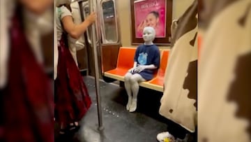 Así reacciona la gente a un extraterrestre por las calles de Nueva York