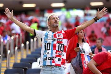 Hoy en el Al Bayt Stadium se enfrentan las selecciones de Croacia y Marruecos y los seguidores de ambos combinados han llenado de color el estadio. 