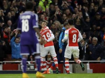 El abrazo de Santi Cazorla con Alexis. Arteta se une al festejo.