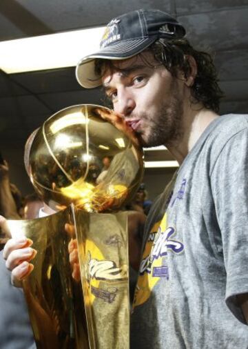 Pau Gasol comenzó a jugar como profesional en 1999 en el Barcelona (hasta 2001). Además ha jugado con los Memphis Grizzlies (2001-2008), Los Angeles Lakers (2008-2014) y con Chicago Bulls (2014-actualidad). Ganó dos veces la Liga y una Copa del Rey con el Barcelona y dos campeonatos de la NBA con los Lakers entre otros títulos. Debutó con la Selección absoluta en 2001 con la que fue campeón del Mundo en 2006, medalla de plata en los JJOO de Pekín y Londres y los dos oros de los Europeos de Polonia y Lituania.