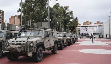 Los vehículos del ejército, junto a las canchas exteriores de L'Alqueria.