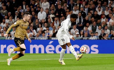 1-1. Gran pase desde el centro del campo de Vinicius al espacio para la carrera de Endrick, que define con una delicada vaselina superando a Álex Remiro.