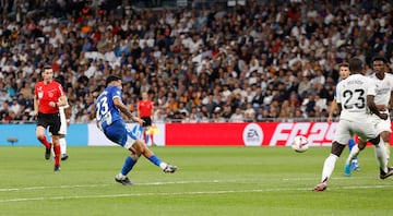 3-1. Desde la frontal del área, el mediocentro uruguayo babazorro, dispara con la izquierda raso y ajustado para batir a Thibaut Courtois. El balón toca en su palo derecho y se cuela dentro.