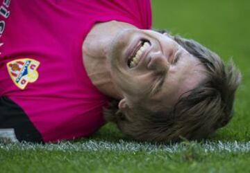 El defensa argentino de la UD Almería, Sebastián Dubarbier, se duele de una entrada durante el partido frente al RCD Espanyol, correspondiente a la 35ª jornada de Liga BBVA, disputado esta mañana en Cornellá-El Prat. 