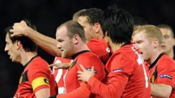 <b>EL HÉROE. </b>Neville, Ferdinand, Park y Scholes felicitan a Rooney por su primer gol del partido. Después marcó otro.