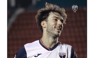 El piloto francés Pierre Gasly enfundado en la playera del Atlante