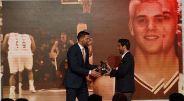 Premio trayectoria AS del deporte. El exjugador de baloncesto Felipe Reyes recibe el trofeo de manos de Borja Moya, head of digital marketing de Burger King.