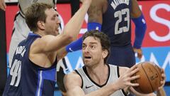 Pau Gasol deja un gancho con la izquierda ante Dirk Nowitzki.