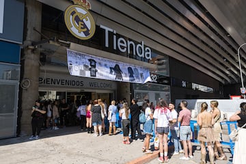 Grandes colas en los alrededores del estadio del Real Madrid para adquirir merchandising de la cantante.