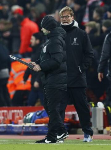 El entrenador del Liverpool Jürgen Klopp muestra su desacuerdo con el cuarto árbtiro en la vuelta de semifinales de la Copa de la Liga inglesa (EFL Cup).