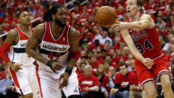 Mike Dunleavy (34) pasa la bola durante una jugada.