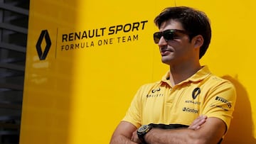CMX08. CIUDAD DE MÉXICO (MÉXICO), 26/10/2017.- El español Carlos Sainz, de la escudería Renault, posa para los medios de comunicación hoy, jueves 26 de octubre de 2017, previo al Gran Premio de México que se celebrara el próximo domingo en el Autódromo Hermanos Rodríguez, en Ciudad de México (México). EFE/Ulises Ruiz Basurto
