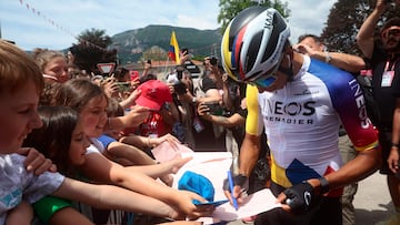 Ineos Grenadiers' Colombian rider Egan Bernal signs autographs before the start of the 17th stage of the 108th Giro d'Italia cycling race, 155kms from San Michele all'Adige to Bormio, on May 28, 2025. (Photo by Luca Bettini / AFP)
